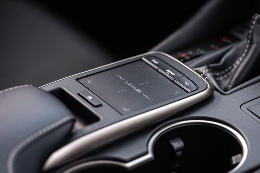 Детали интерьера Lexus RC350 AWD F-Sport 2018 года  (NA) (фото 6 из 20)